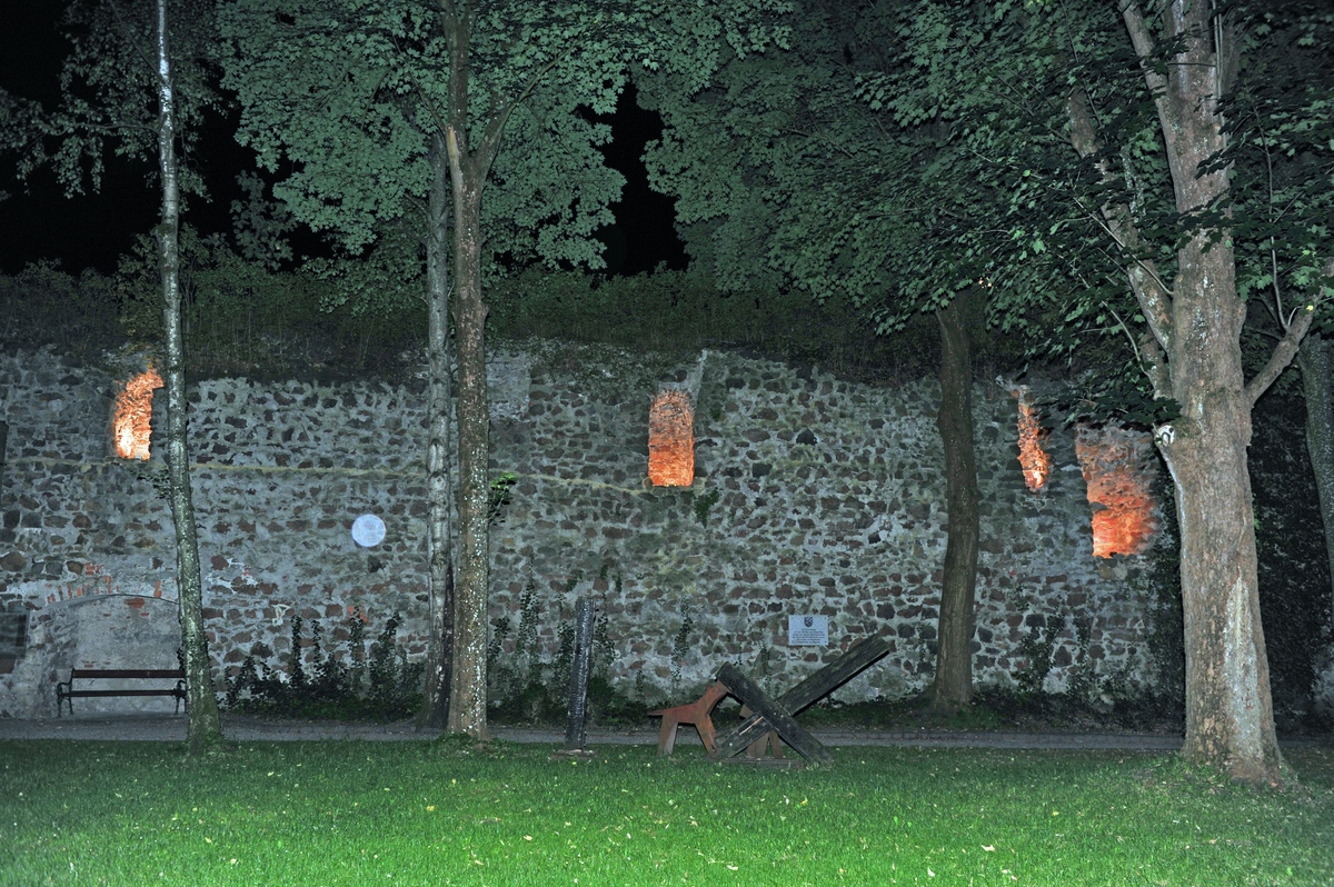 Romantische Beleuchtung der Kasematten in der alten Ringmauer des Schlossparks